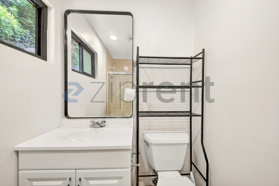 Building Photo - Unit