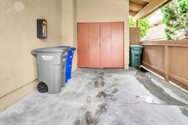 Building Photo - Great Three bedroom in UTC!  Available now!