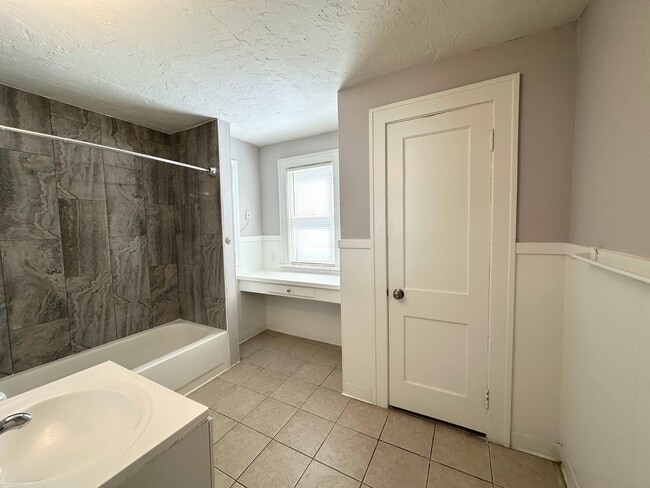 Building Photo - 3 Bed - 1 Full Bath Colonial available for...