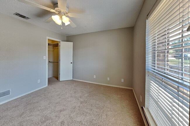 Building Photo - 1605 Brighton Dr