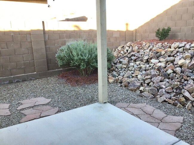 Building Photo - Clean, 3 Bdrm + Den, 2 Bath, 1842 sq/ft in NW area