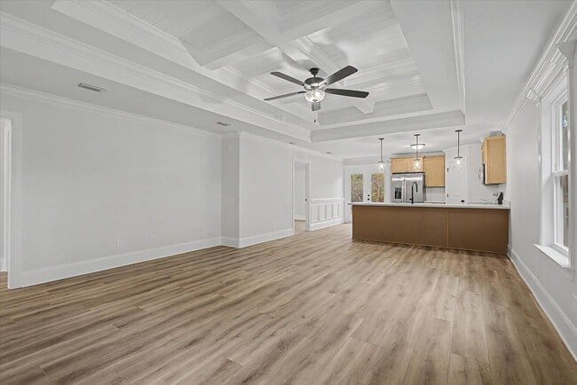 Building Photo - 4 Bedroom Home Available Now!