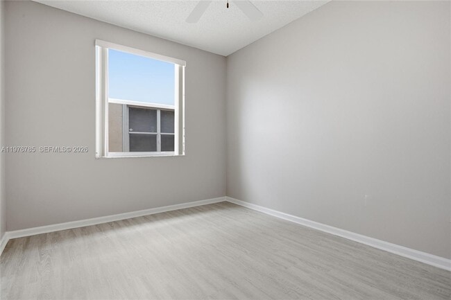 Building Photo - 575 SE 29th Dr