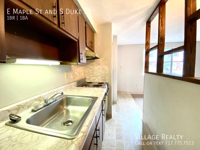 Building Photo - 461 E Maple St