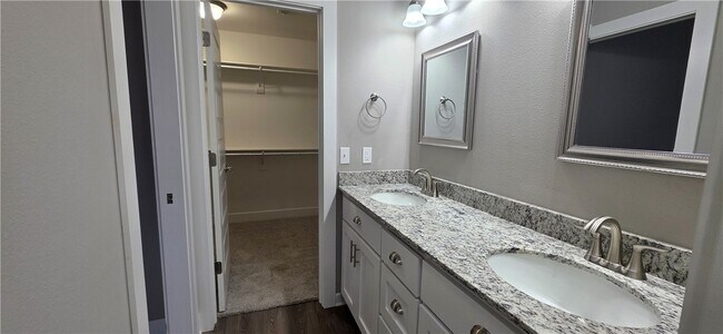 Building Photo - 902 Sugar Lf St