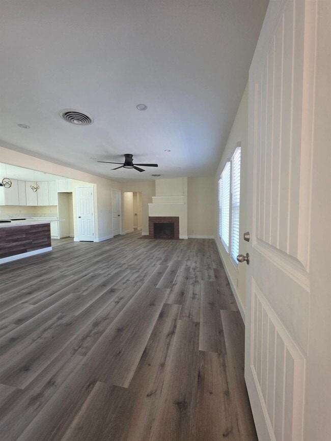 Building Photo - 1098 E 21st St