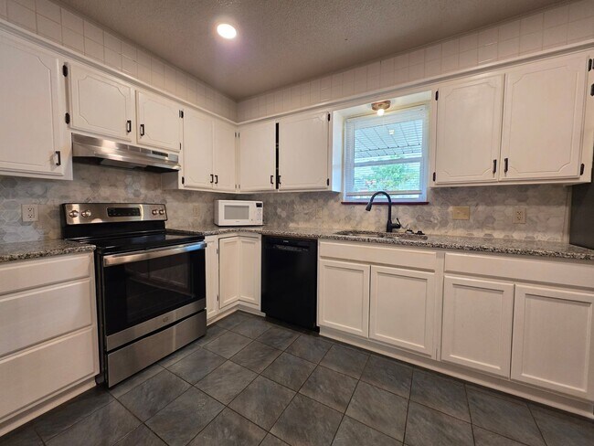 Building Photo - Cute 4 bedroom home in Shawnee