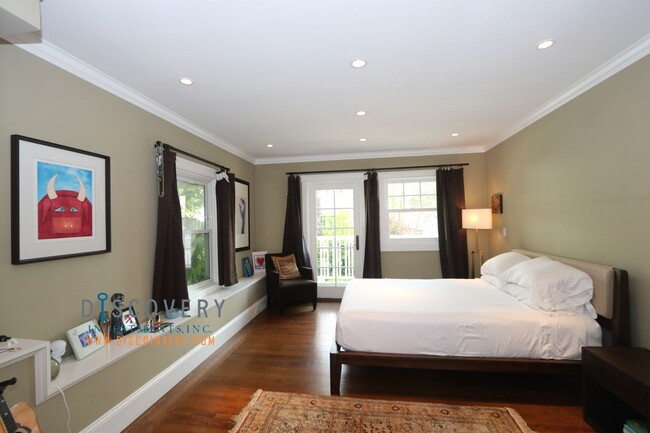 Building Photo - Sophisticated Piedmont Colonial with Enclo...