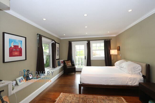 Building Photo - Sophisticated Piedmont Colonial with Enclosed Yard