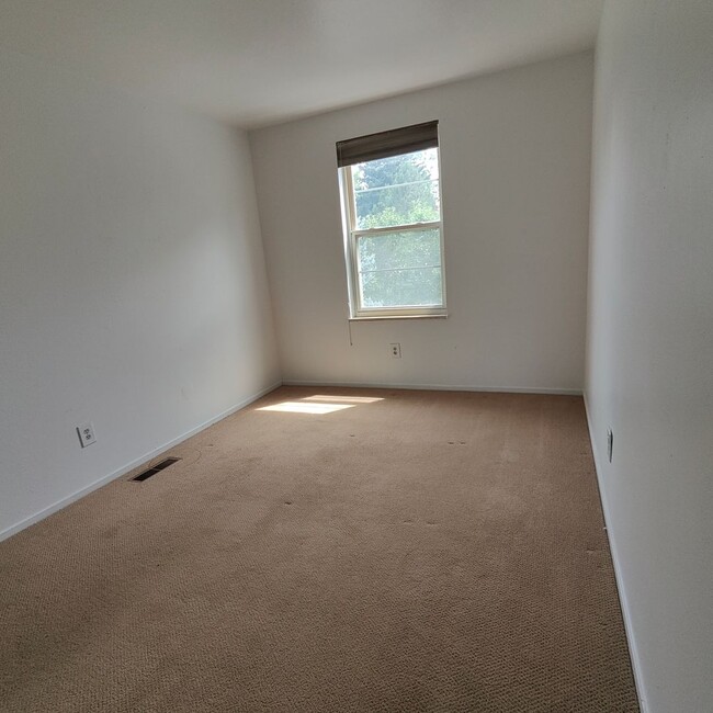 Building Photo - Two Bedroom Condo For Rent In Downtown Bou...