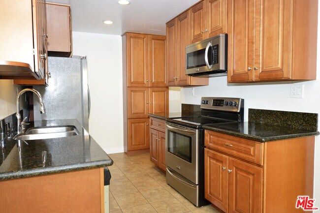 Building Photo - 5950 Canterbury Dr