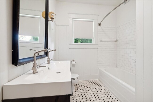 Building Photo - HISTORIC COTTAGE IN THE HEART OF MIDTOWN