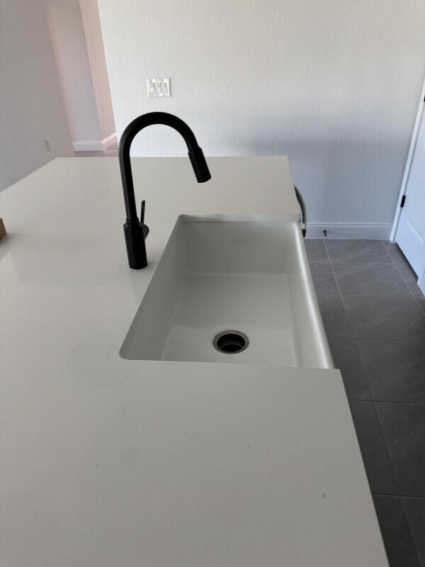 Building Photo - 1073 SW Benchor Ave