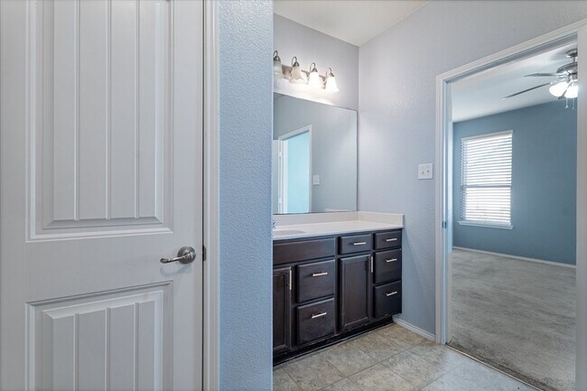 Building Photo - 9141 Blackstone Dr