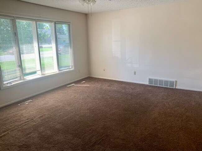 Building Photo - Spacious Heights 3 Bed!