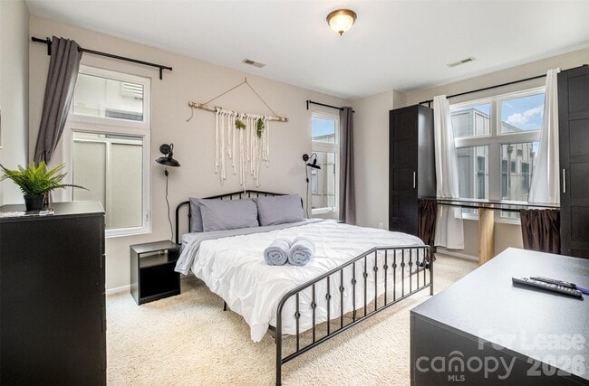 Building Photo - 925 Westbrook Dr