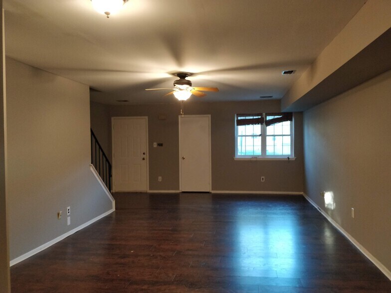 Living room - 112 Kelmar Ave