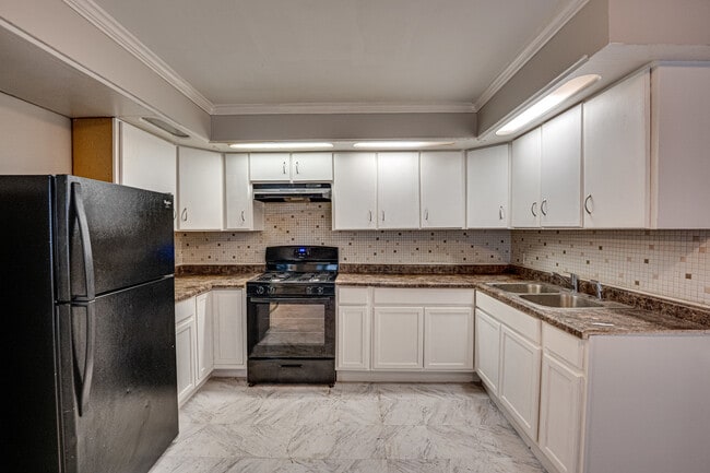 Building Photo - 3235 W 157th St