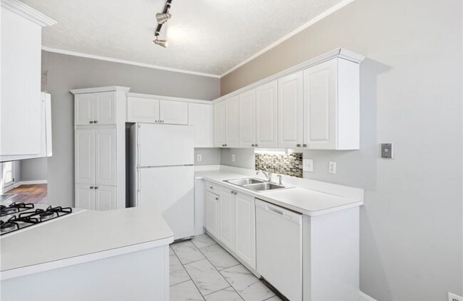 Building Photo - 2BR Townhome in Summerhill with Garage and Exterior Maintenance Included