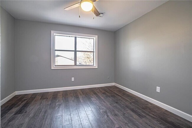 Building Photo - 1312 Royal Dr