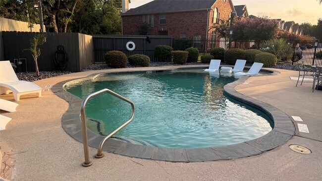 Building Photo - 1408 S Friendswood Dr
