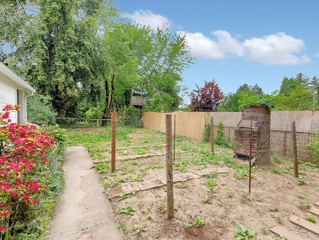 Building Photo - Amazing vintage 2-bdrm/2-bath Cully home—Giant garden, detached art studio, great location