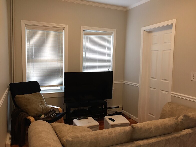 Building Photo - 519 Main St