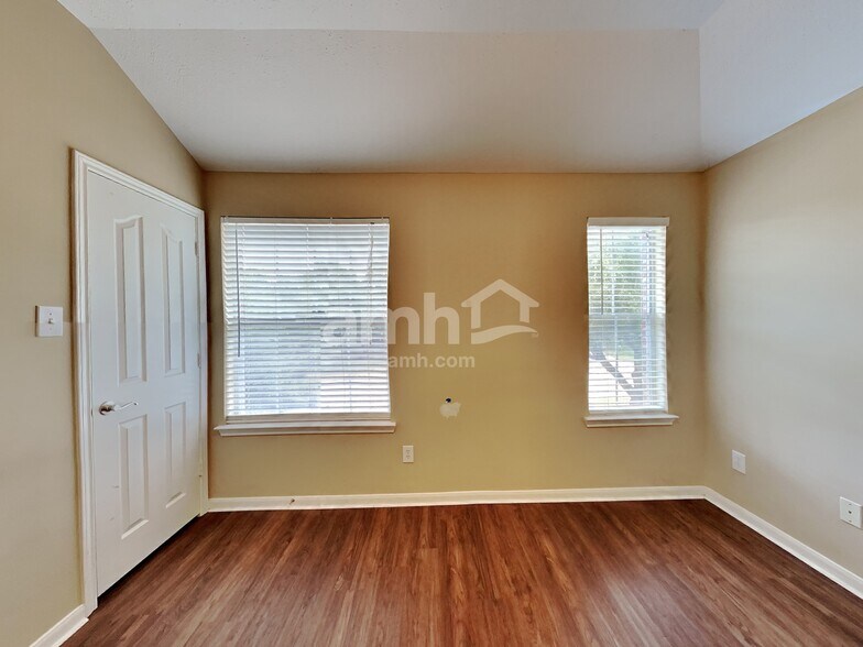 Building Photo - 912 Summer Wood Blvd