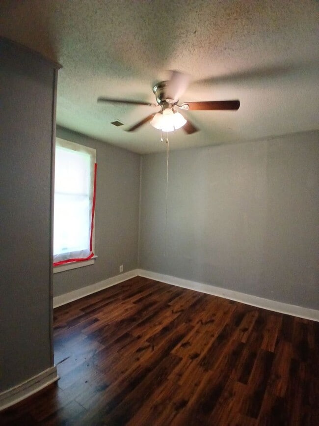 Building Photo - Newly Renovated 3 bedroom 1 bath Home - Op...