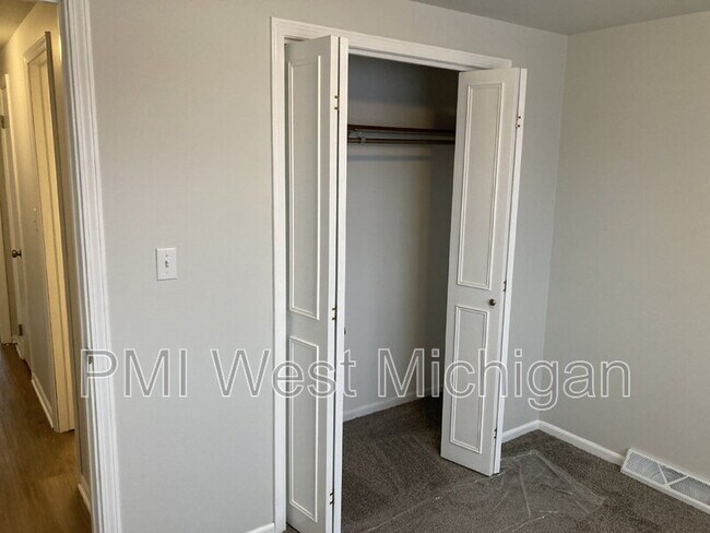 Building Photo - 2359 Barberry Dr SW