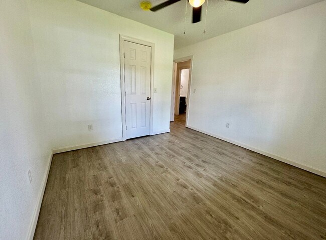 Building Photo - Like new!  3/2/2 Country Aire Estates