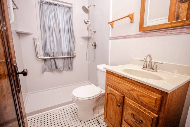 Building Photo - Beautiful two bedroom home with bonus room, fenced in back yard, garage, and full basement!