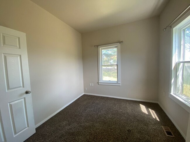 Building Photo - 2 Bed, 1 Bath House with Laundry Across fr...