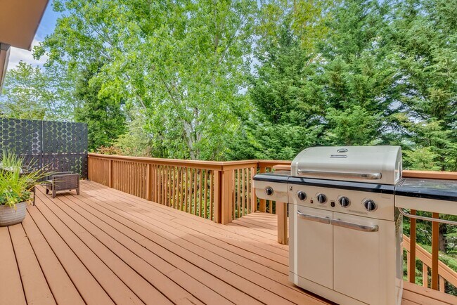 Building Photo - Stunning, spacious 4-bdrm/4-bath in Tigard. Fireplace, massive decks, next to nature