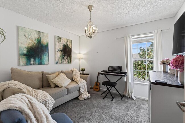 Building Photo - 805 Old Bridge Rd