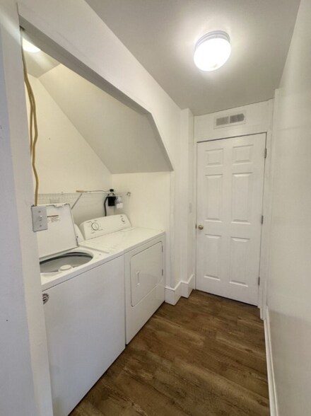 Building Photo - 986 Ash St