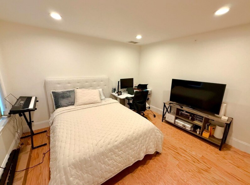 Building Photo - 7 Lily Pond Ln