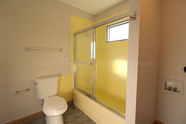 Building Photo - 2 Bed Omaha Home Half Off Deposit!