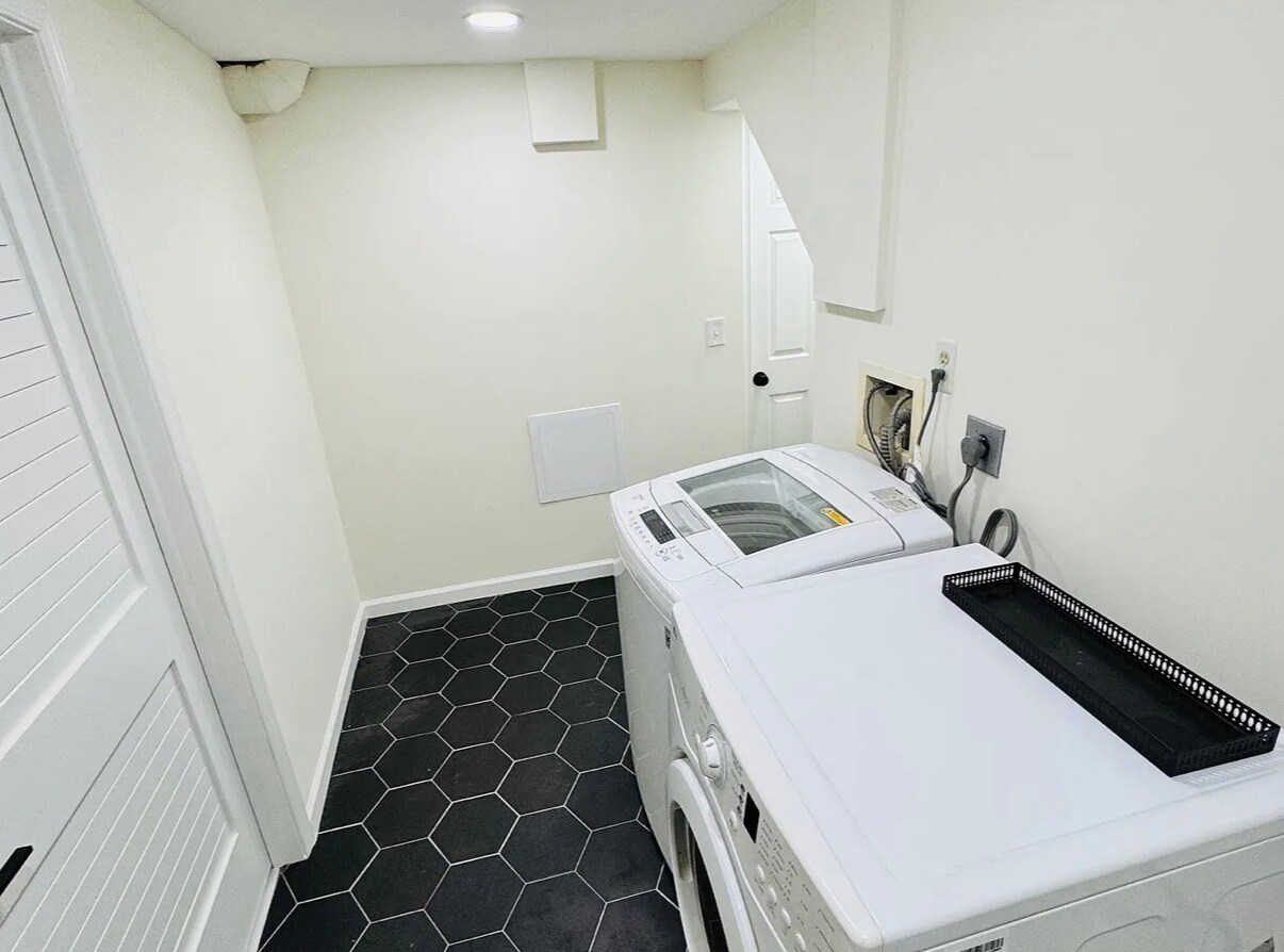 Building Photo - 1033 Riva Ridge Dr