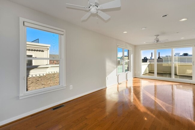 Building Photo - Charming 3 bedroom 3.5 Bathroom Row Home