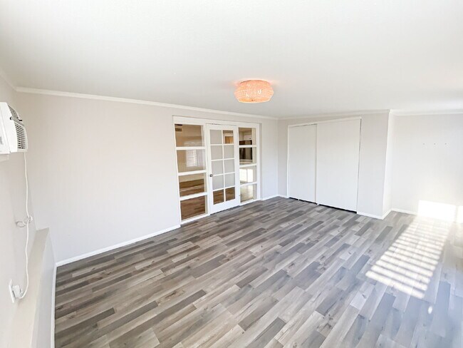 Building Photo - 21 E Alameda Dr