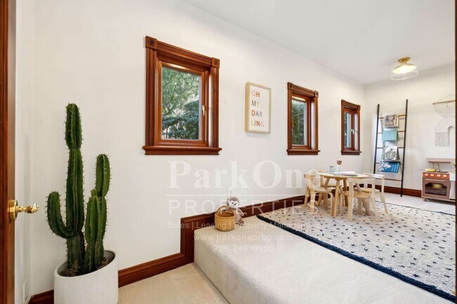 Building Photo - Short term, furnished possible for this magnificent home.