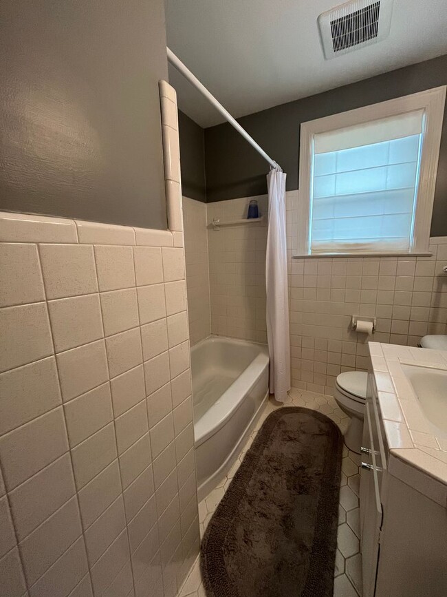 Building Photo - Renovated 2 Bedroom/ 1 Bath Duplex minutes to 12th South, Lipscomb, Belmont and Vandy