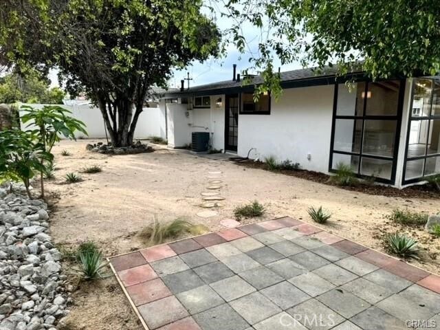 Building Photo - 2324 W Palm Ave