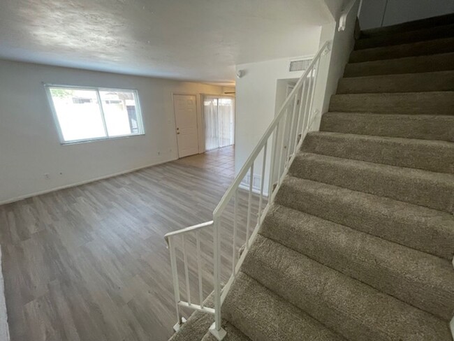 Building Photo - 2 bdrm 1.5 bath. South Scottsdale (McDowel...