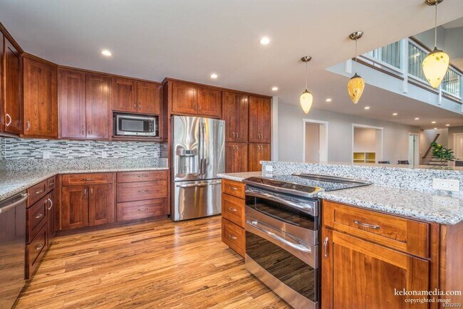 Building Photo - Very Spacious by the Ocean 3BR/3BA/2CarGarage in Kaimalino