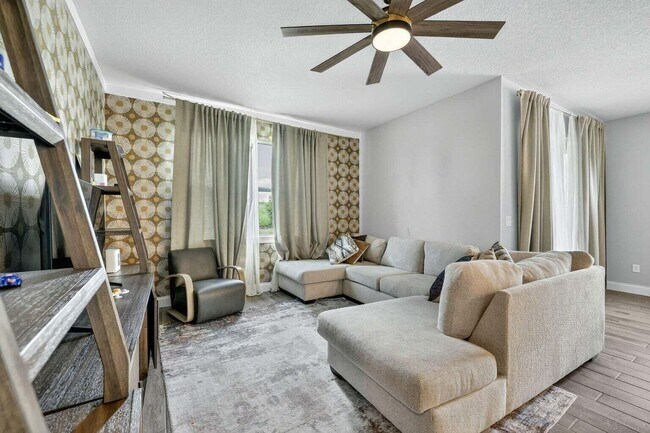 Building Photo - 6544 Cloverdale Ave