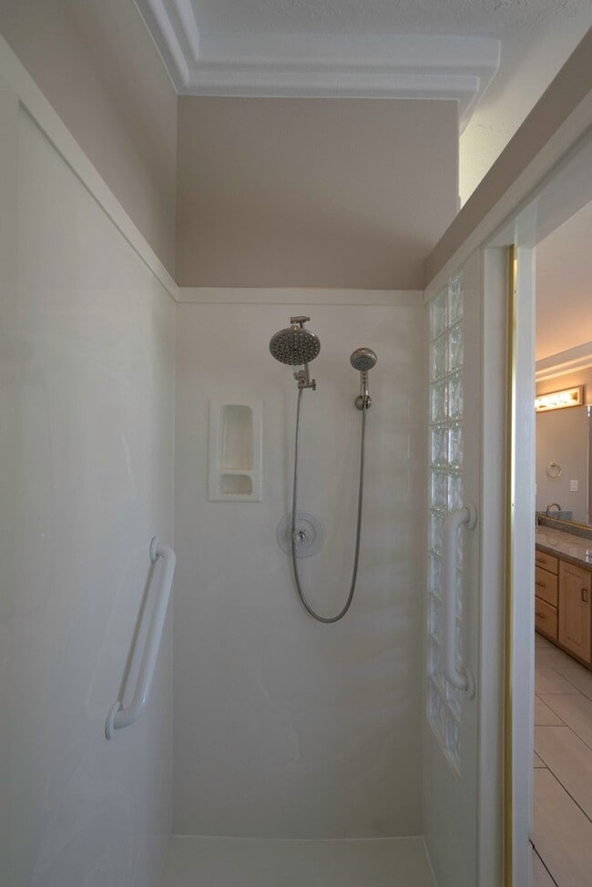 Building Photo - Spacious 6 Bedroom Home with a Balcony!