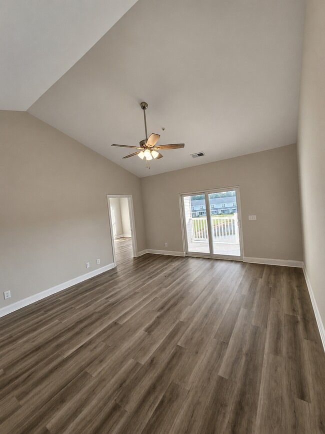 Building Photo - Your Perfect 2-Bedroom Retreat Awaits in Kiskadee Parke