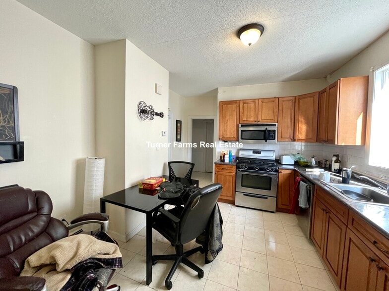 Building Photo - 68 Winchester St